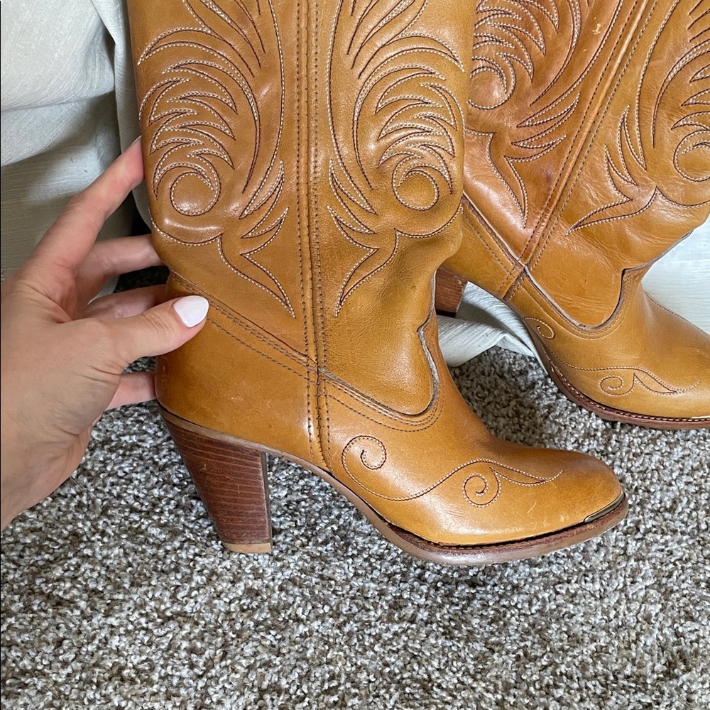 Vintage | Classic Tan Western Women's Cowboy Boots - Gorgeous Stitching Detail - Picture 2 of 8